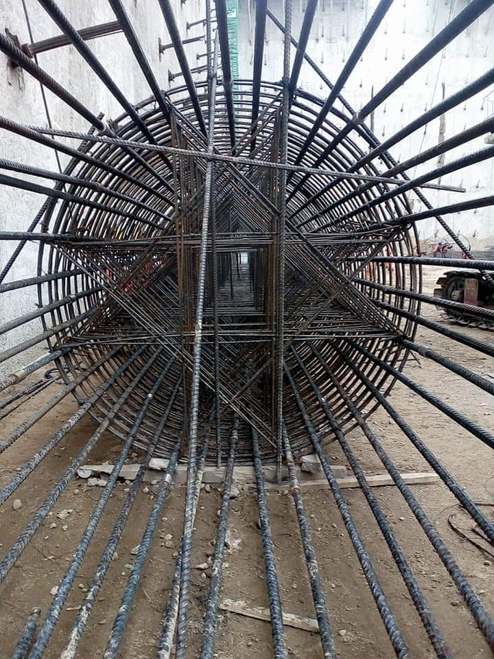 Corredor entre armados de acero de refuerzo de gran escala