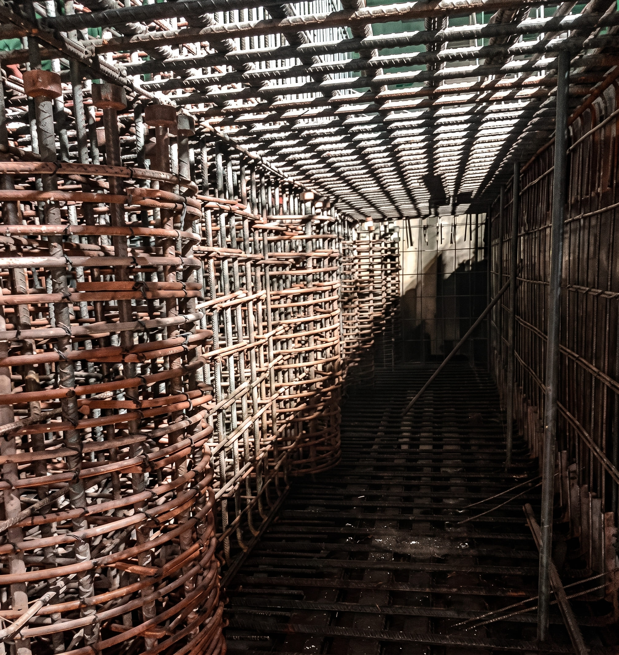 Detalle de amarre de acero en armado estructural
