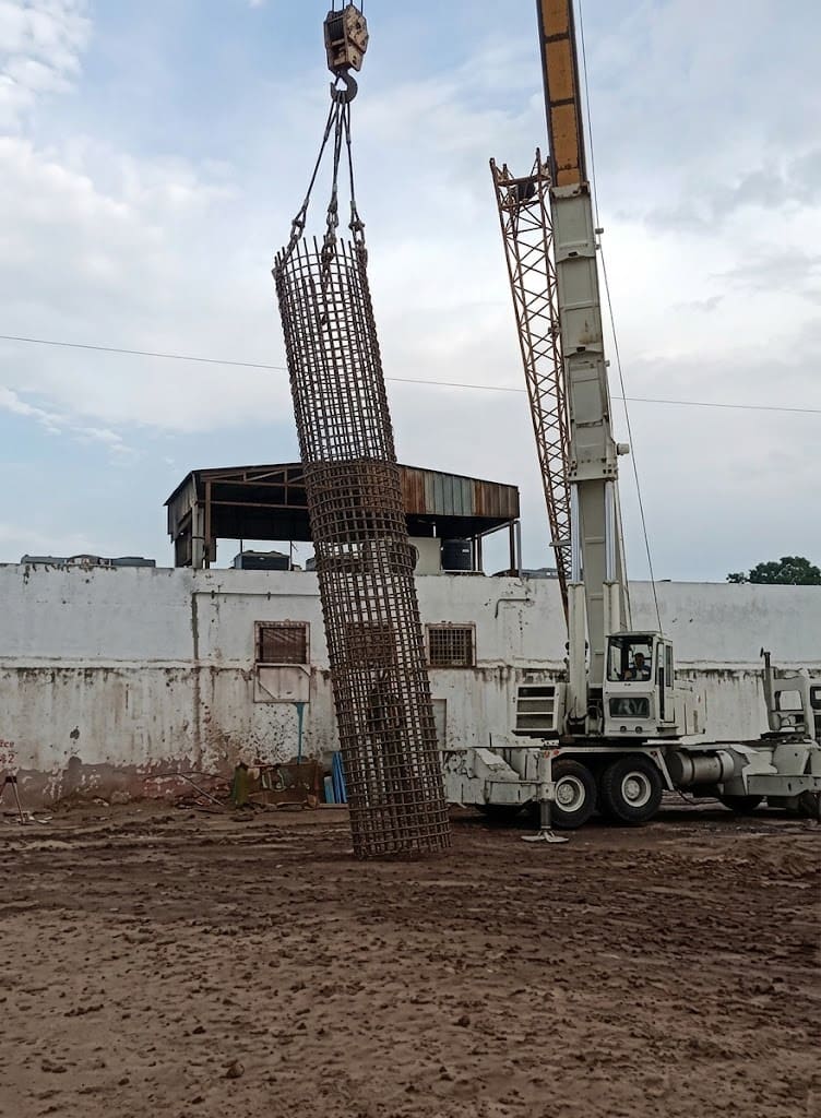 Izaje y traslado de armadura de acero con grúa en obra